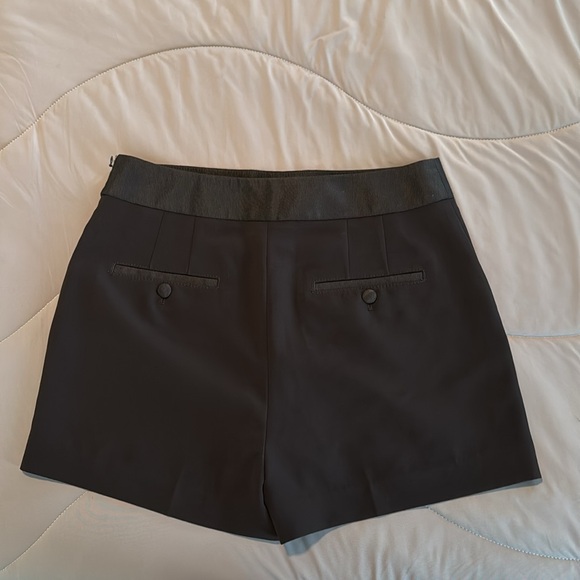 Black dress shorts. Express. Size 8. Side zip. - Picture 2 of 4